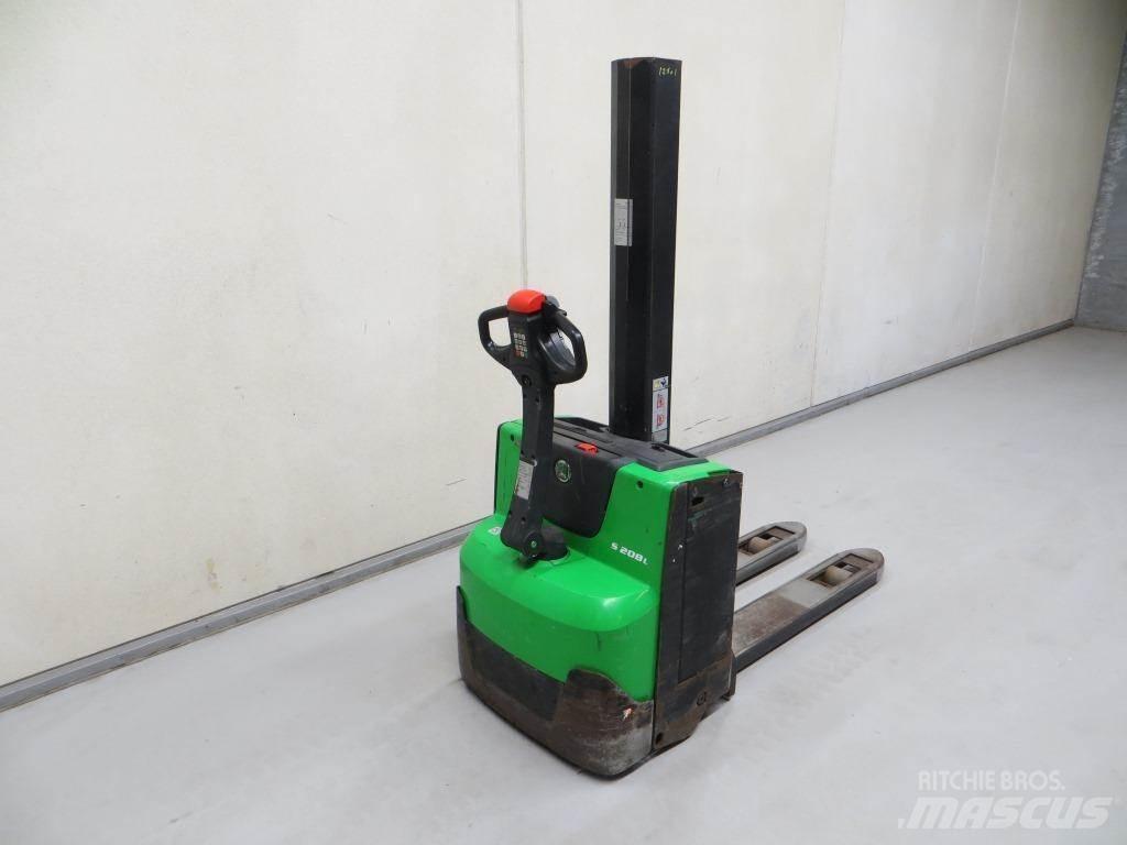 Cesab S208L Self propelled stackers