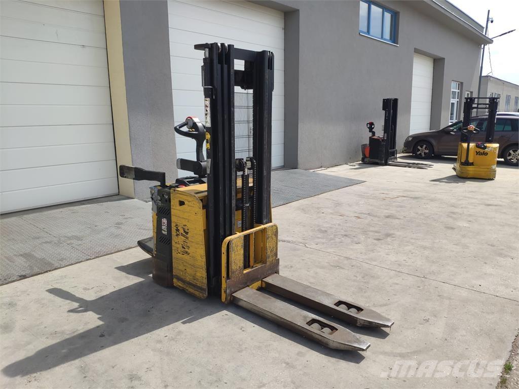 Yale MS15X IL Self propelled stackers
