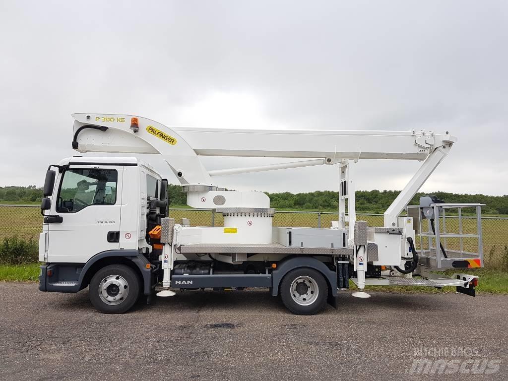 Palfinger P 300 KS Plataformas aéreas montadas em camião