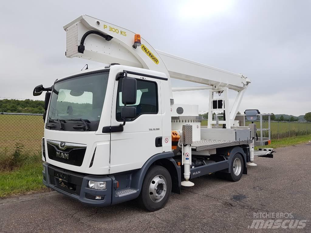 Palfinger P 300 KS Plataformas aéreas montadas em camião