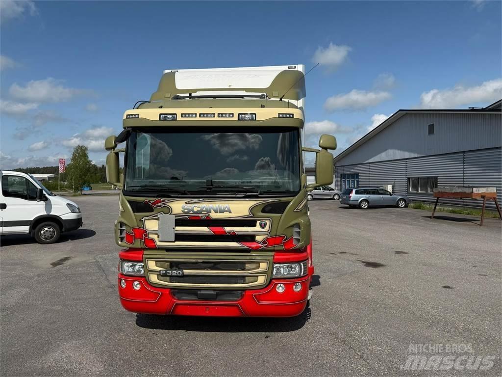 Scania P320 4x2 Caminhões de caixa fechada