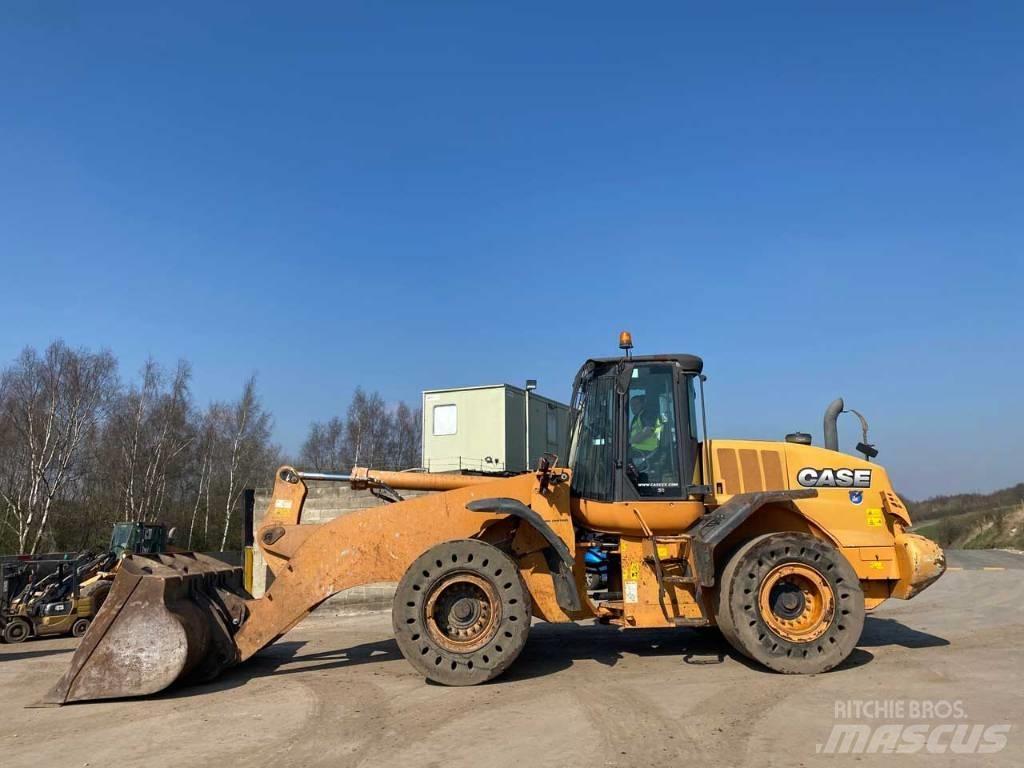 CASE 821 F Carregadeiras de rodas