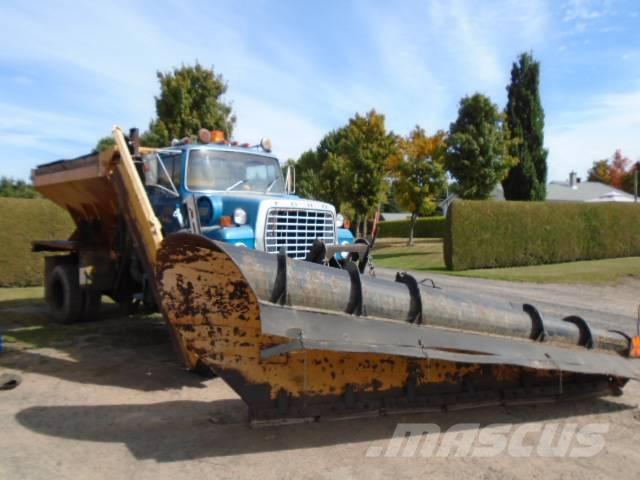 Ford LTL 9000 Lâminas de neve e arados