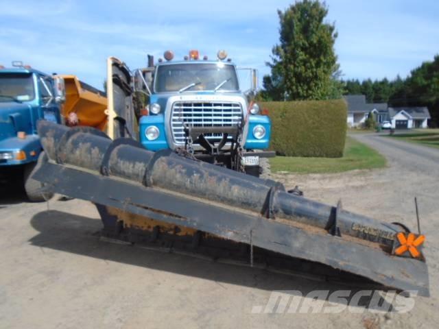 Ford LTL 9000 Lâminas de neve e arados