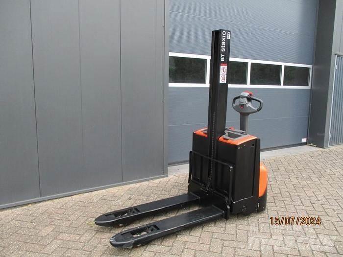 BT SWE 080L Empilhador para operador externo