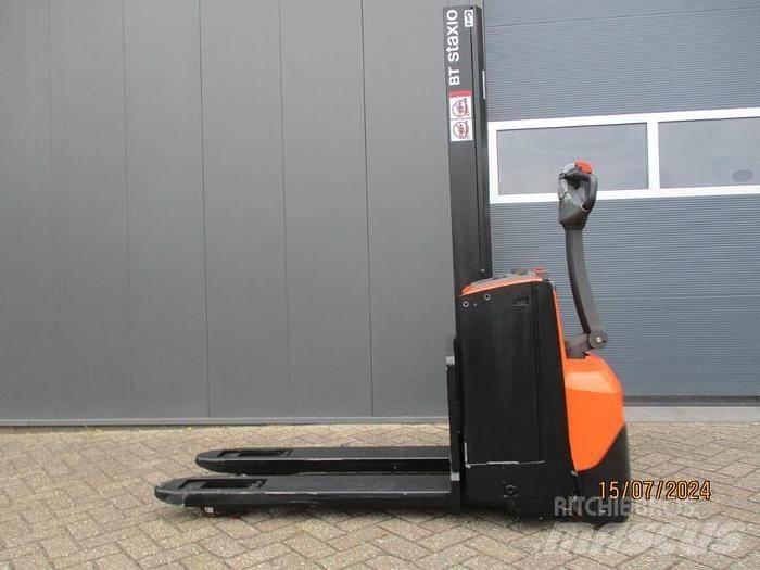 BT SWE 080L Empilhador para operador externo