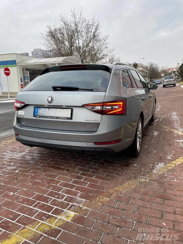 Skoda Superb Automóvel