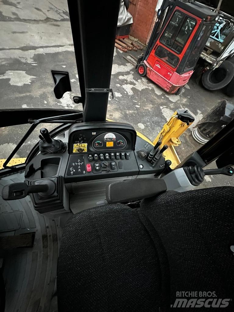 CAT 444F Retroescavadeiras