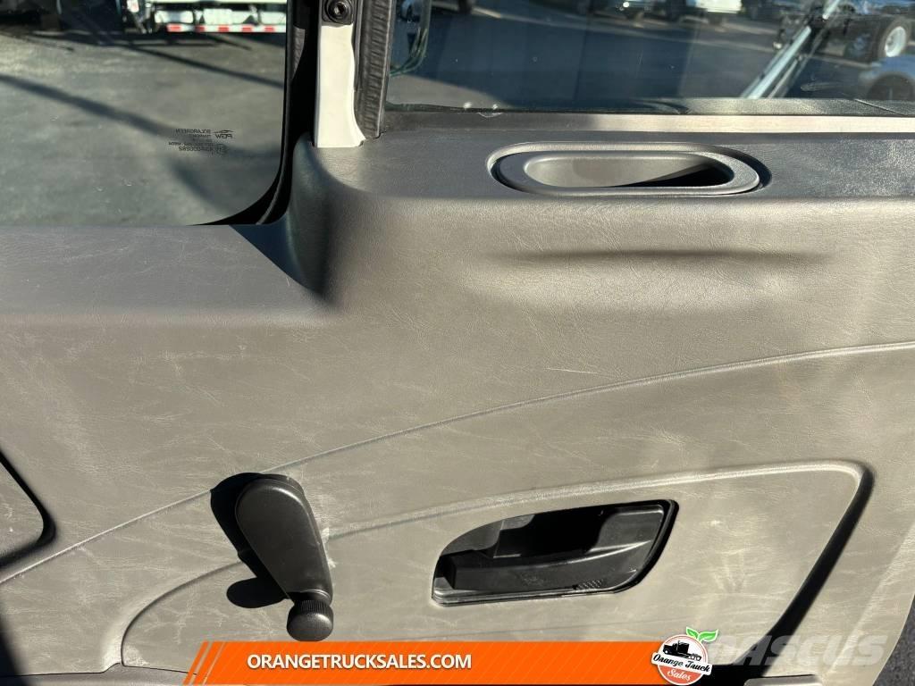 International 4300 Caminhões de caixa fechada