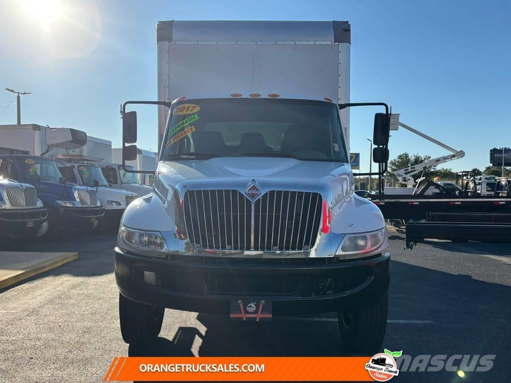 International 4300 Caminhões de caixa fechada