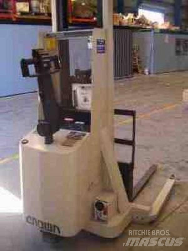 Crown 20MT110A Empilhador para operador externo