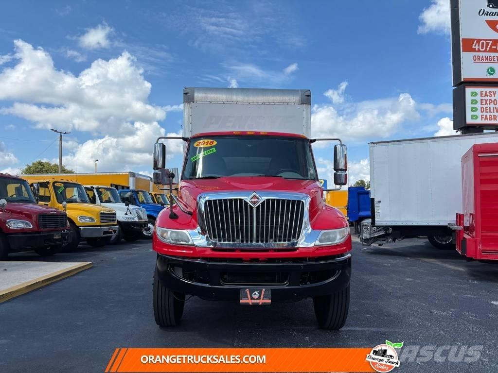 International 4300 Caminhões de caixa fechada