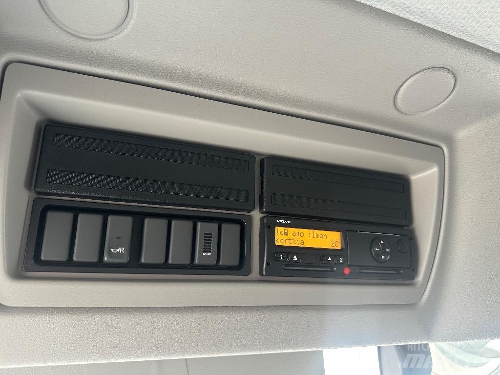 Volvo FE 320 Caminhões de caixa fechada
