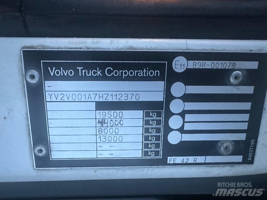 Volvo FE 320 Caminhões de caixa fechada