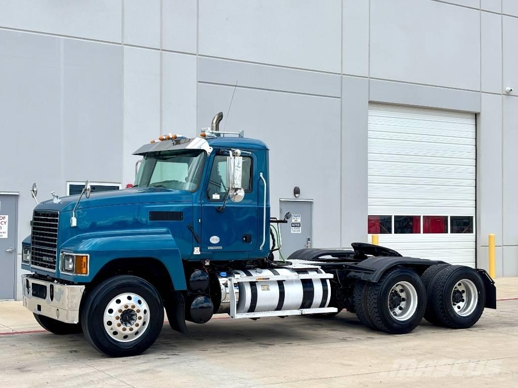 Mack Pinnacle Cavalos Mecânicos
