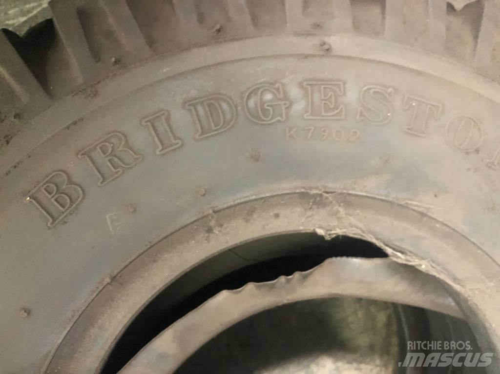 Bridgestone 21x8-9 Pneus