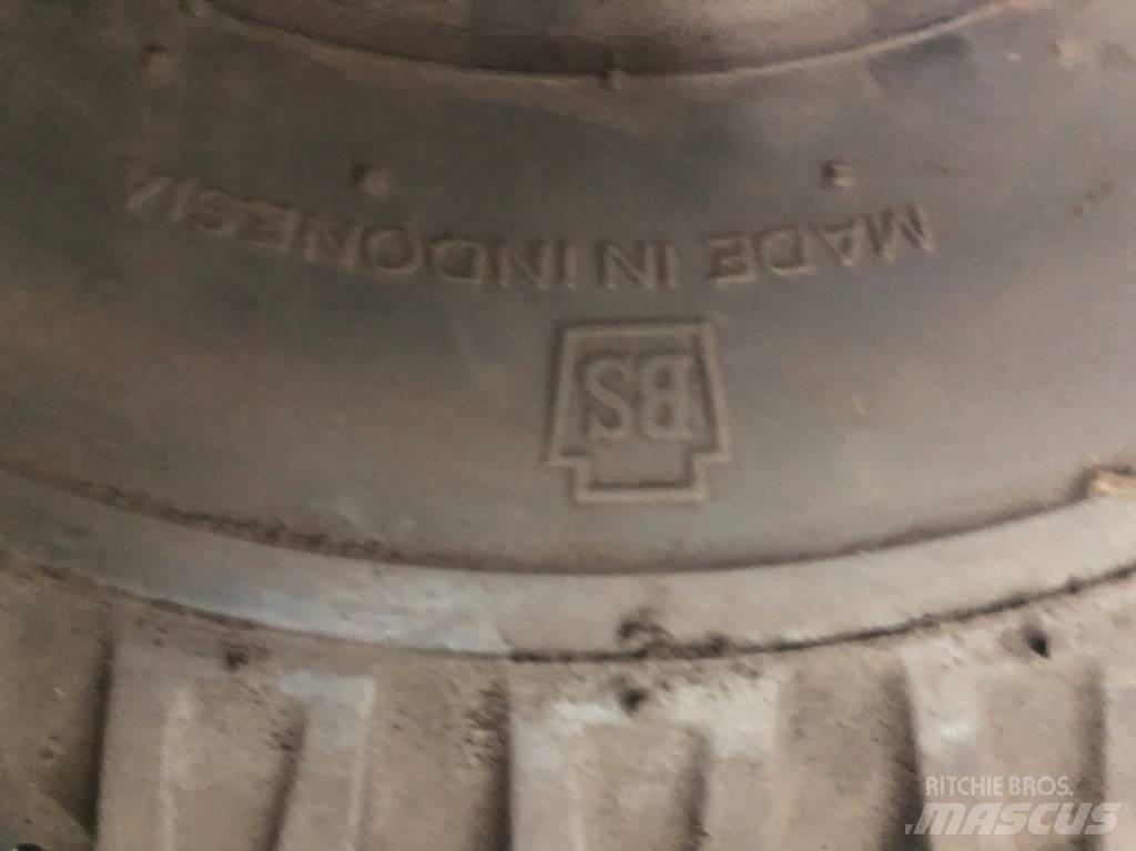 Bridgestone 21x8-9 Pneus