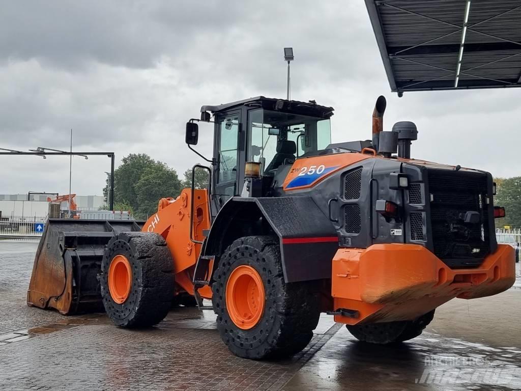 Hitachi ZW 250 Carregadeiras de rodas