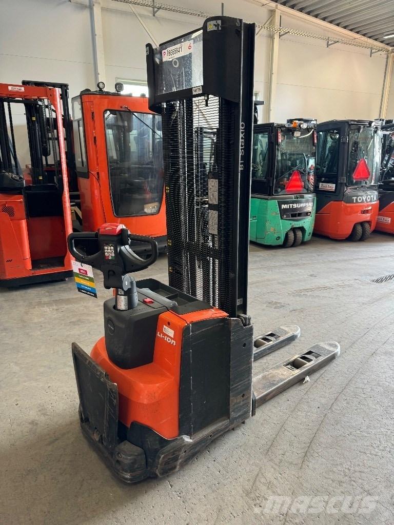 Toyota SWE140L Empilhador para operador externo