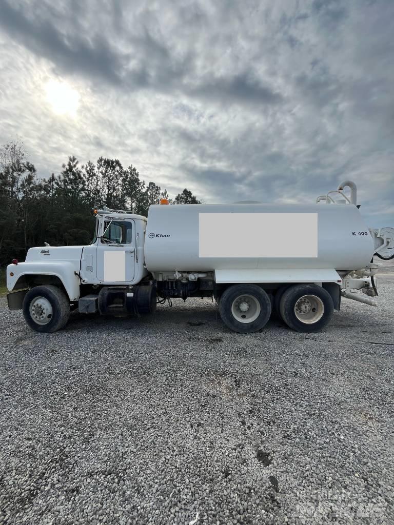 Mack RD 688 Auto-tanques