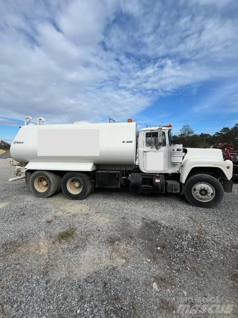 Mack RD 688 Auto-tanques