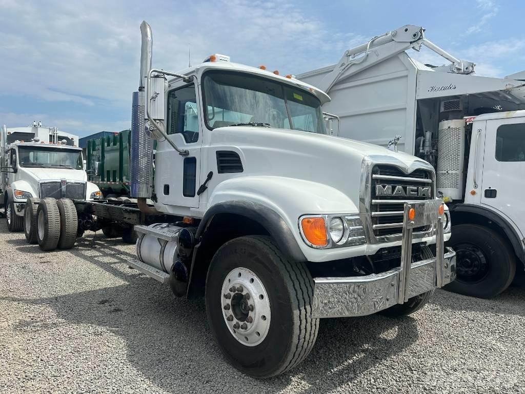 Mack CV 713 Camiões de chassis e cabine