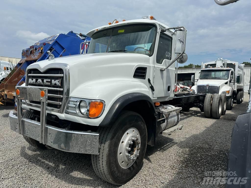 Mack CV 713 Camiões de chassis e cabine