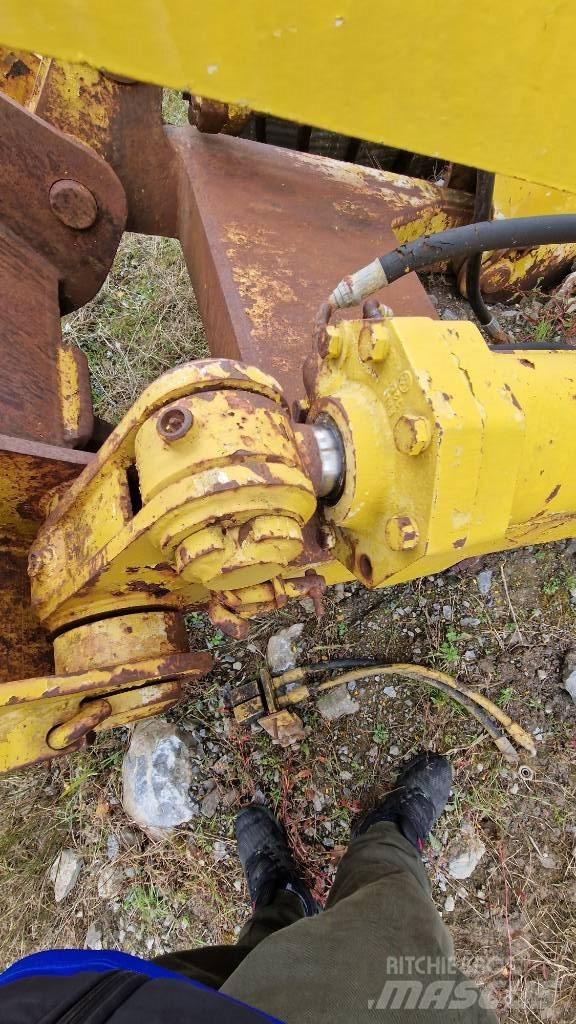 Komatsu D85 Chassis e suspensões