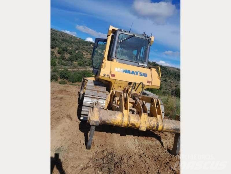 Komatsu D65EX-15 Dozers - Tratores rastos