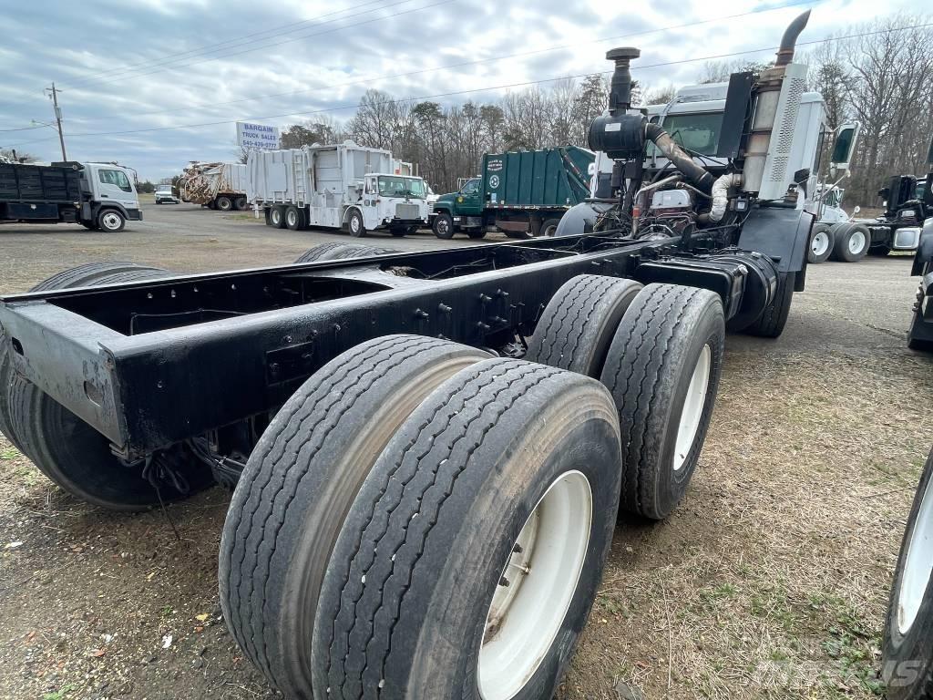 Mack LEU613 Camiões de chassis e cabine