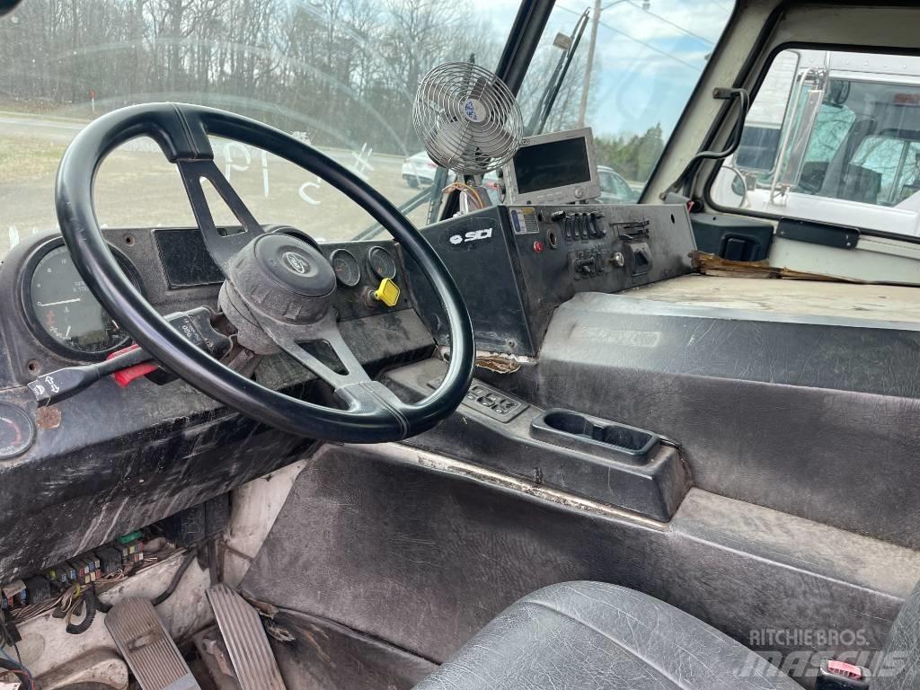 Mack LEU613 Camiões de chassis e cabine