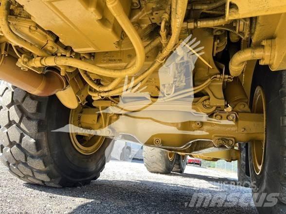 CAT 725 Auto-tanques