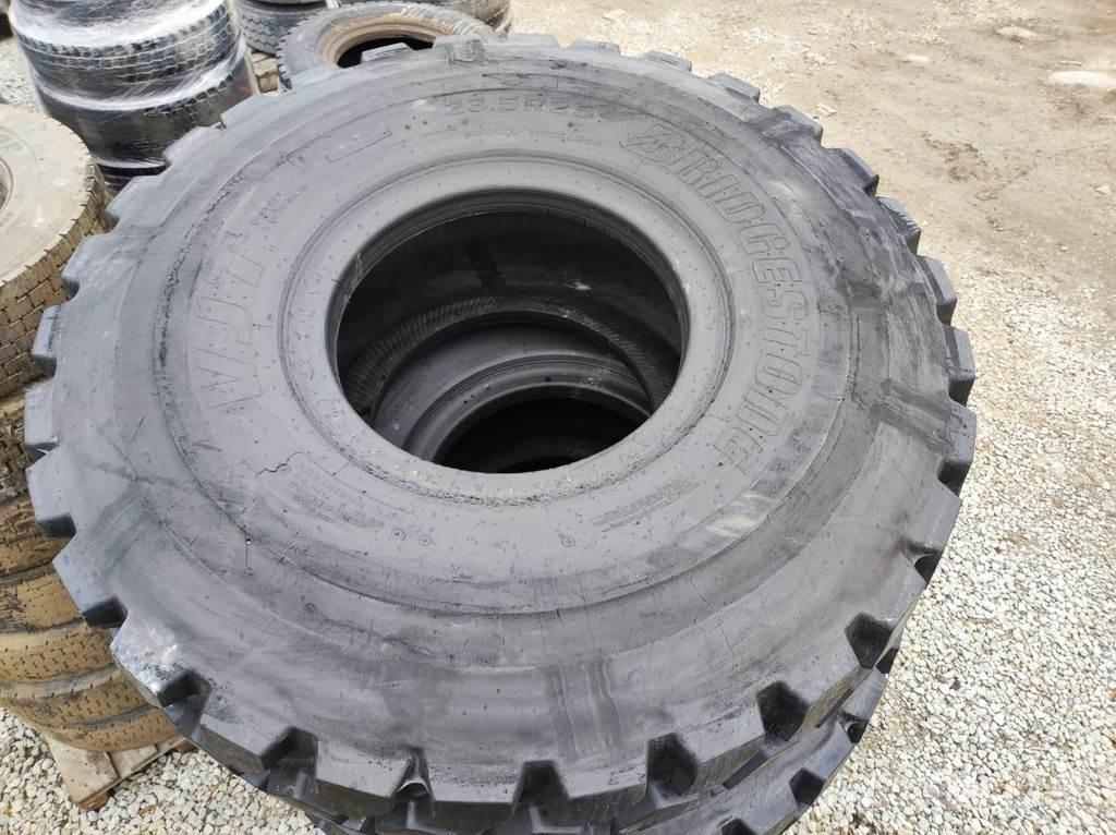  23.5 R25 tires Pneus