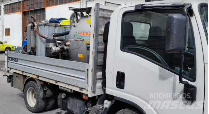 Isuzu N 1R 87A Caminhões de caixa fechada