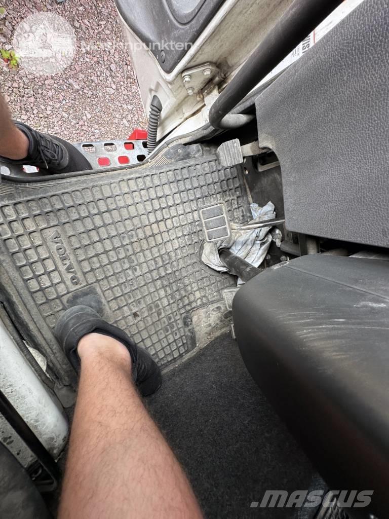 Volvo FL 6 Caminhões de caixa fechada