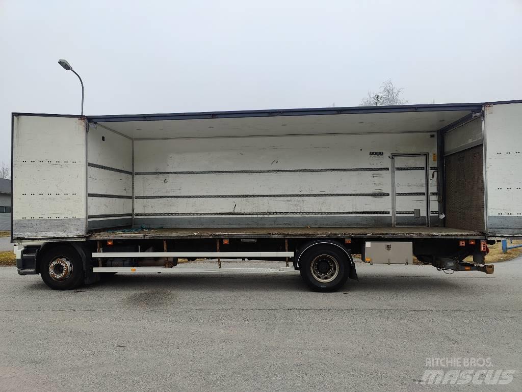 Volvo FL 260 Caminhões de caixa fechada