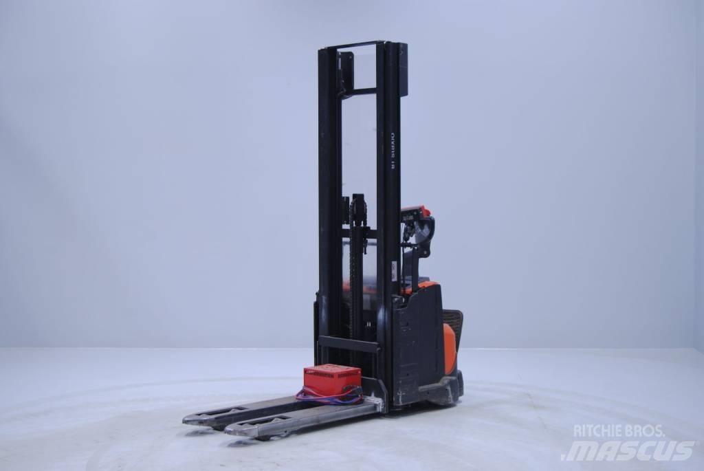 Toyota SWE120L Empilhador para operador externo
