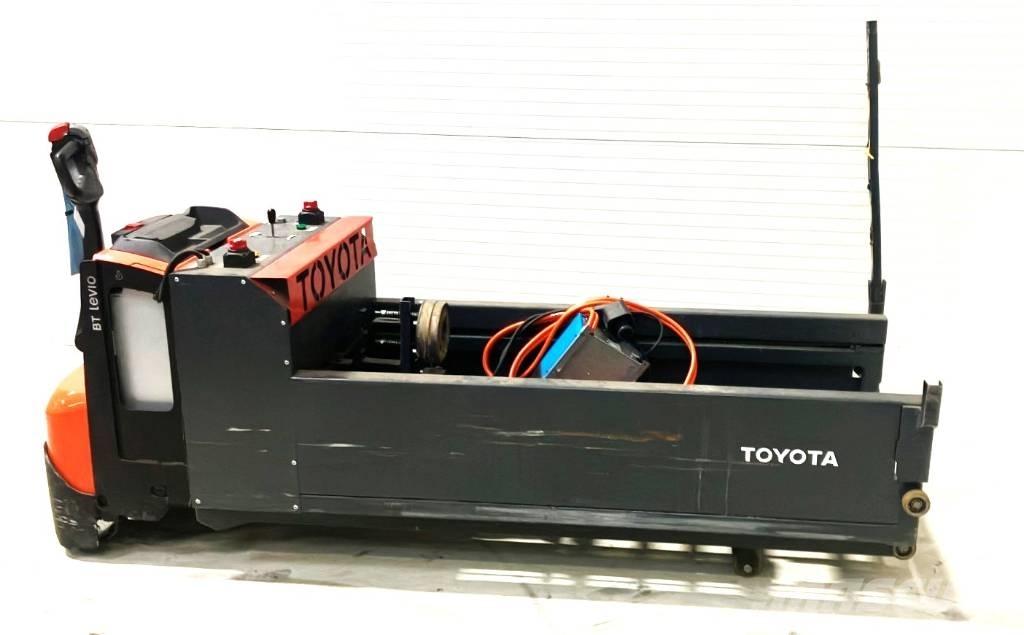 Toyota LWE200 + tugger Movimentadores manuais de palettes