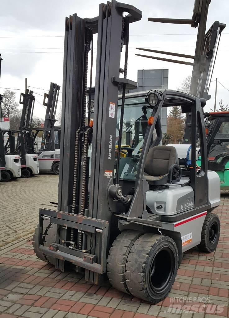 Nissan UG1D2A30LQ Empilhadores a gás