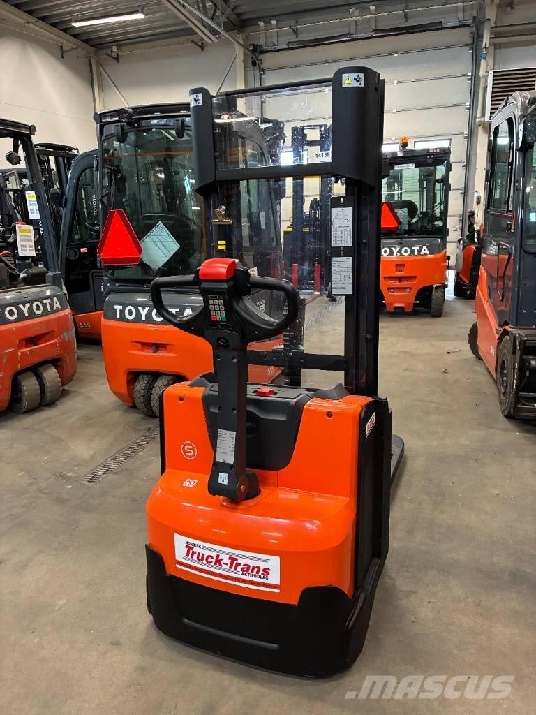 Toyota SWE120L Empilhador para operador externo