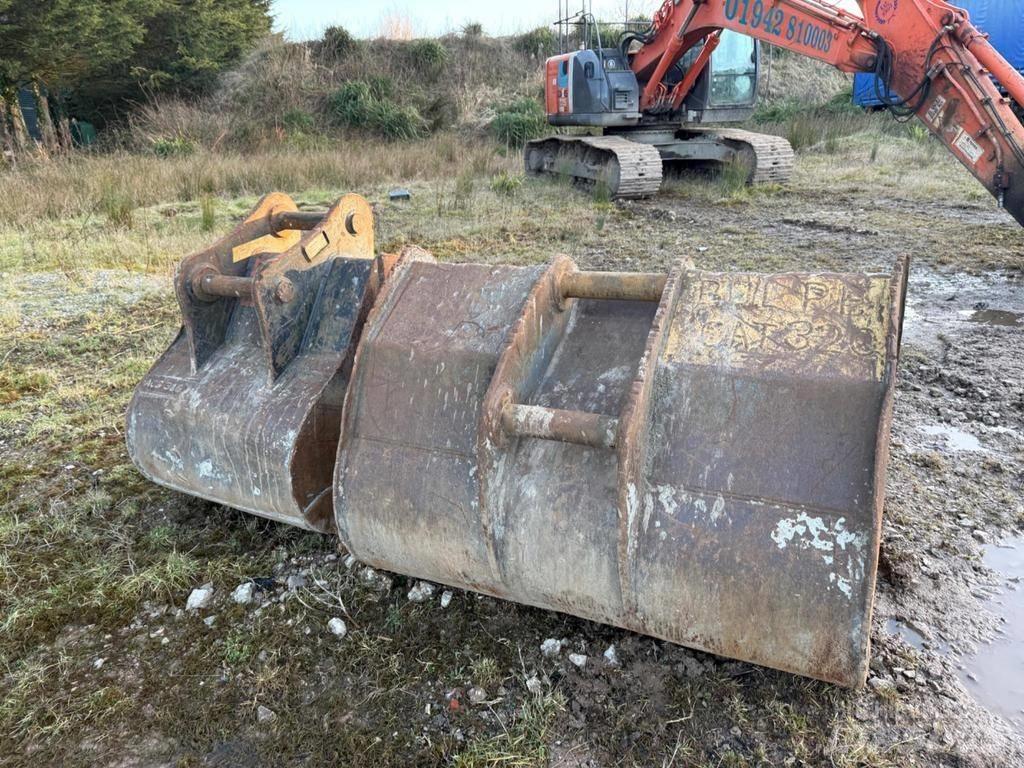 Hitachi ZX225USRLC-3 Escavadeiras de esteiras