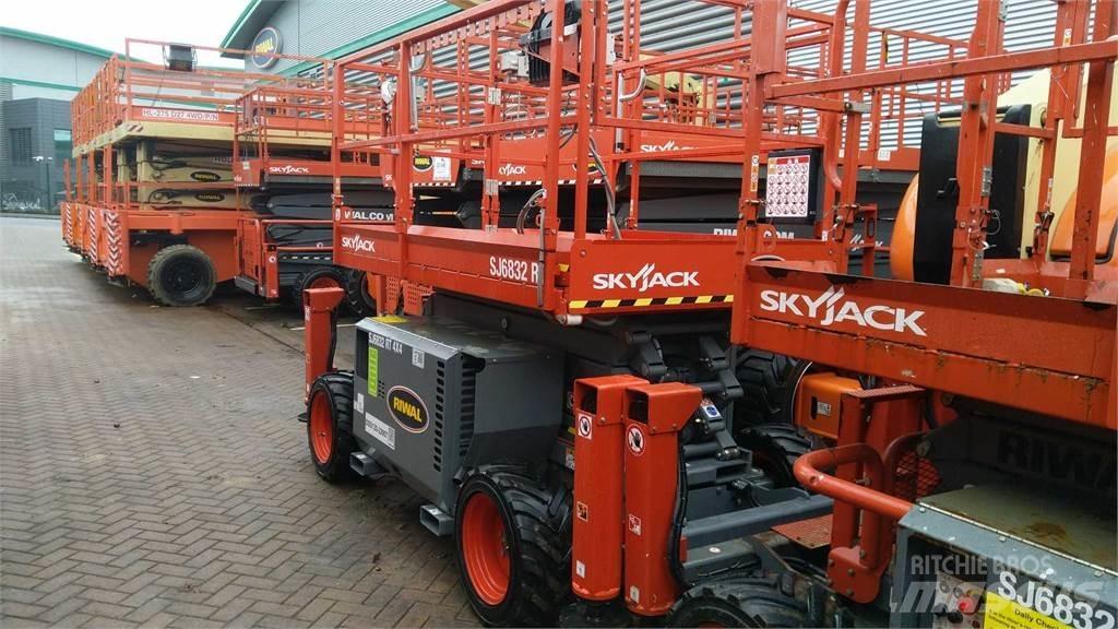 SkyJack 6832RT Elevadores de tesoura