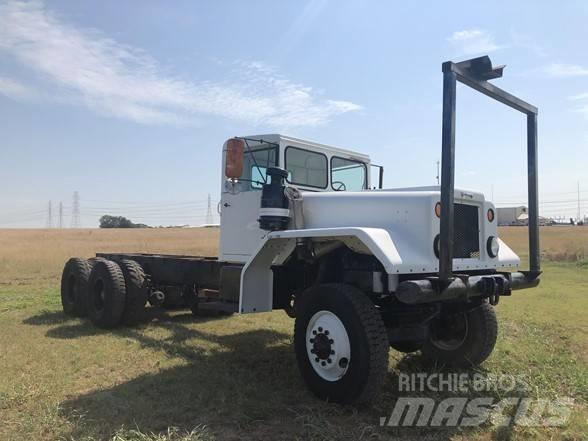 Diamond T M13 Camiões de chassis e cabine