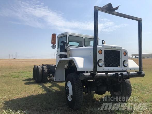 Diamond T M13 Camiões de chassis e cabine