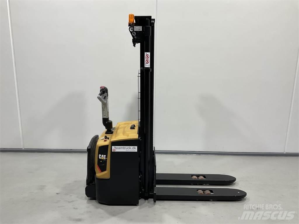 CAT NSP16N2R Self propelled stackers