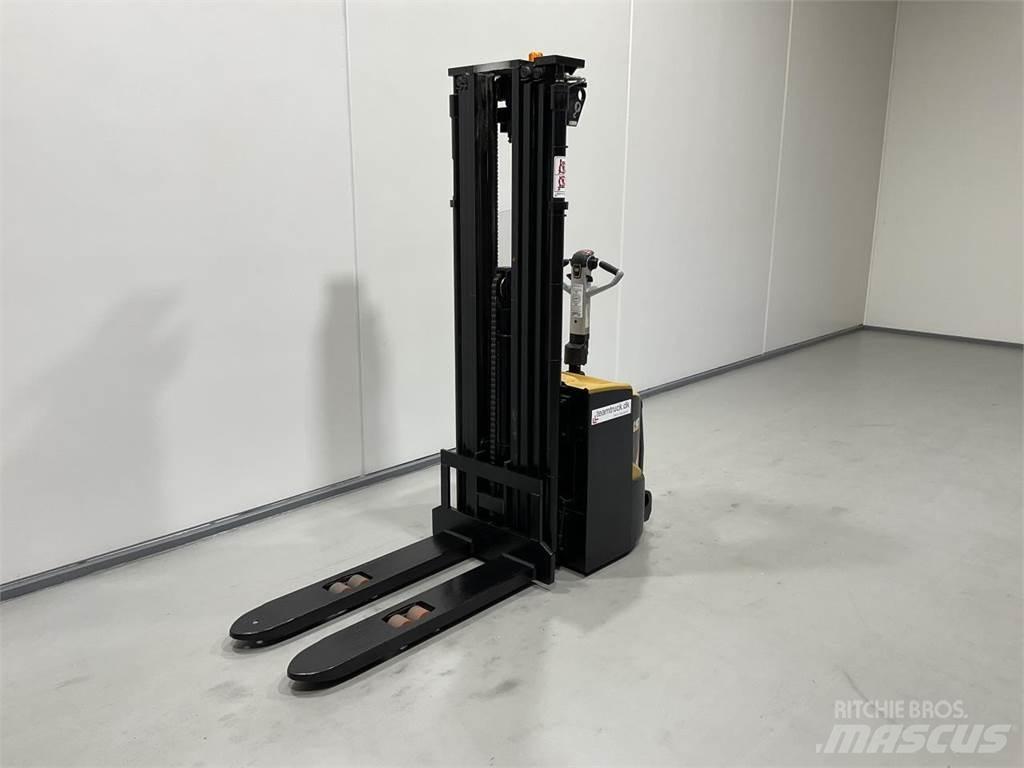 CAT NSP16N2R Self propelled stackers