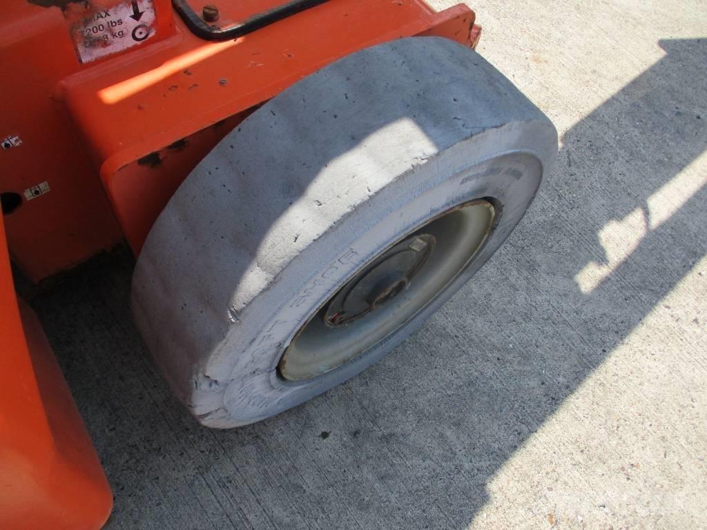 JLG E400 AJPN (146) Plataformas de braço compactas auto-propulsão