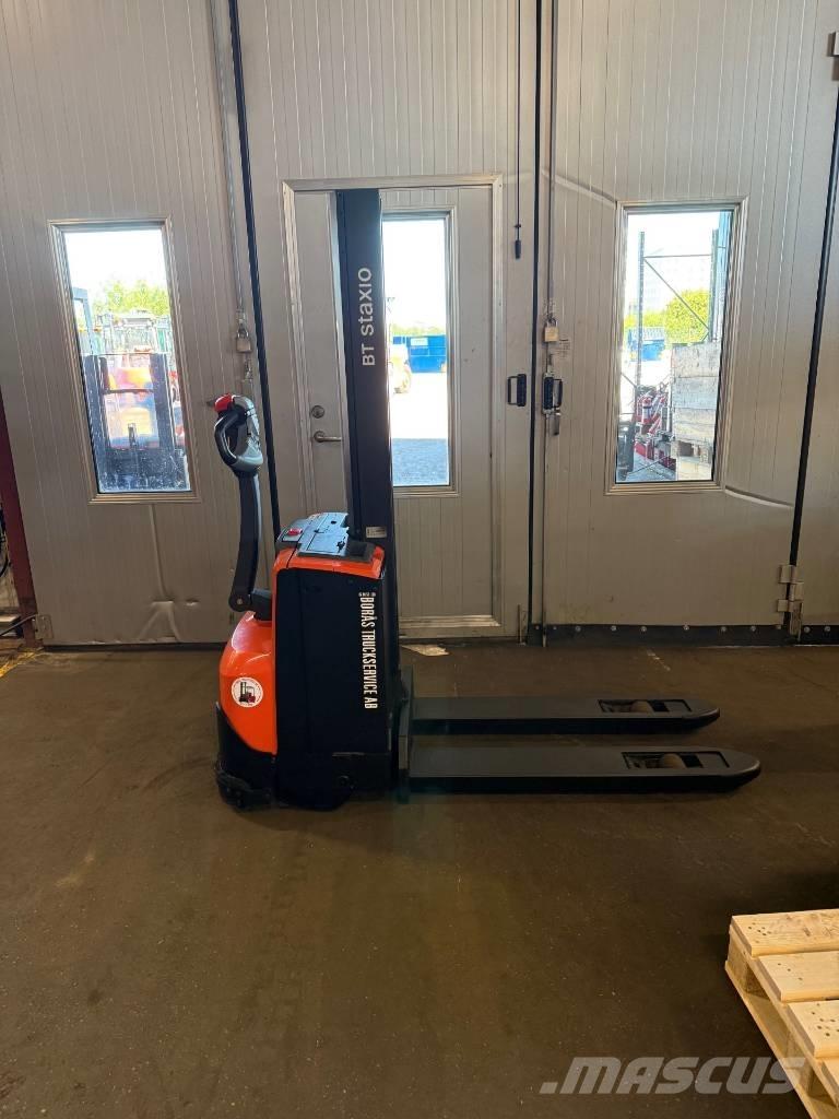 BT truck SWE 080L Empilhador para operador externo