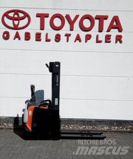 Toyota SPE140L Empilhador para operador externo