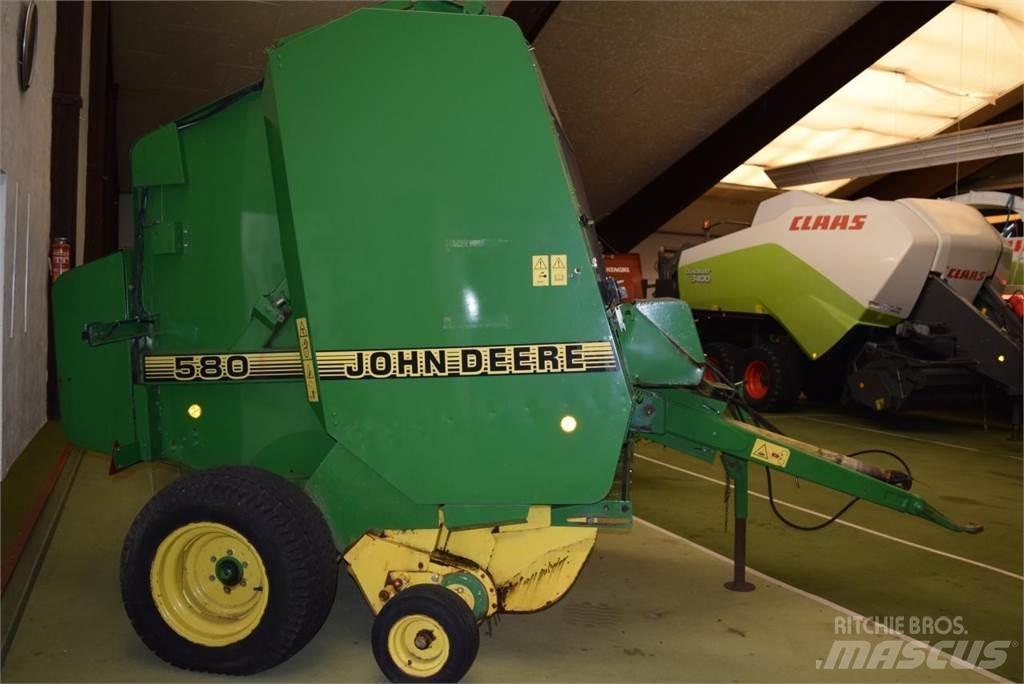 John Deere 580 Enfardadeira de rolos